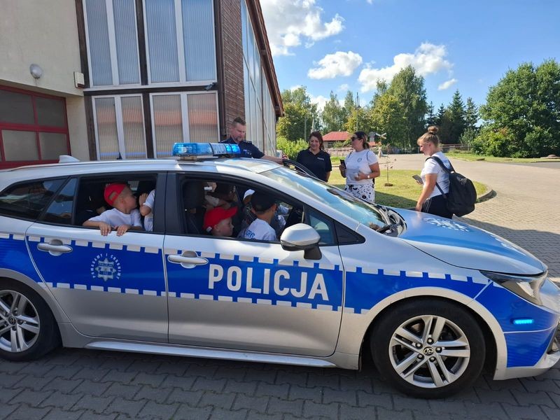 Dzieci z półkolonii z wizytą u policjantów w Nowym Stawie.