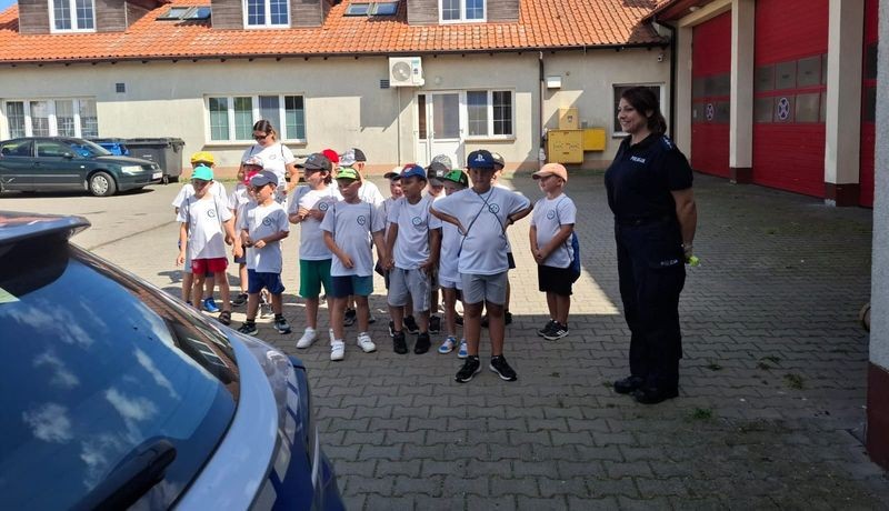 Dzieci z półkolonii z wizytą u policjantów w Nowym Stawie.