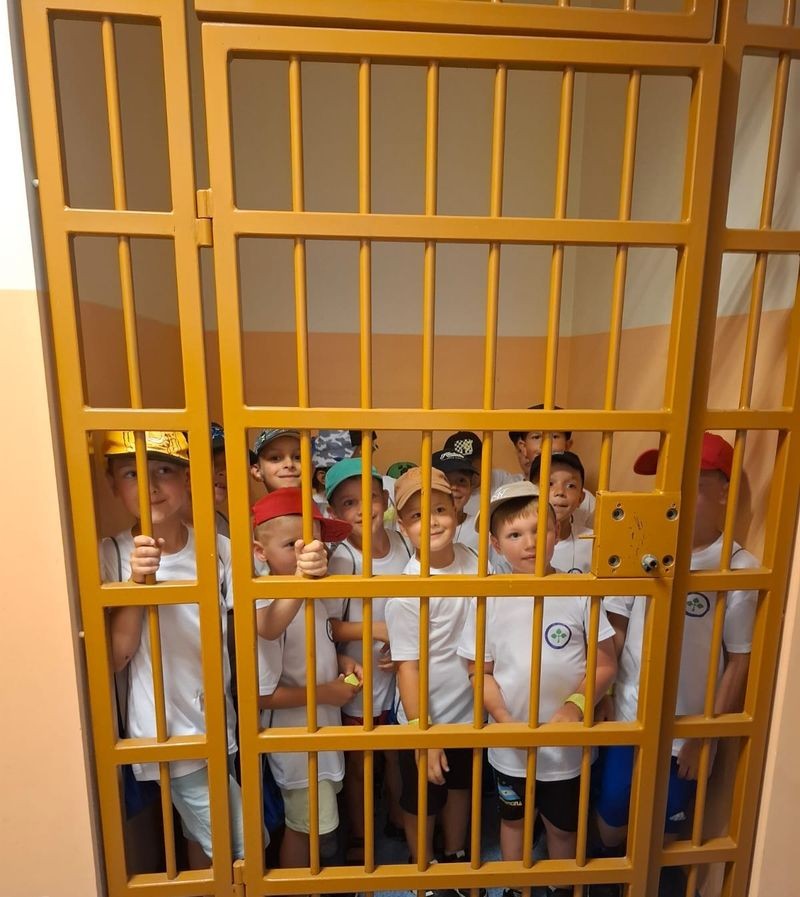 Dzieci z półkolonii z wizytą u policjantów w Nowym Stawie.