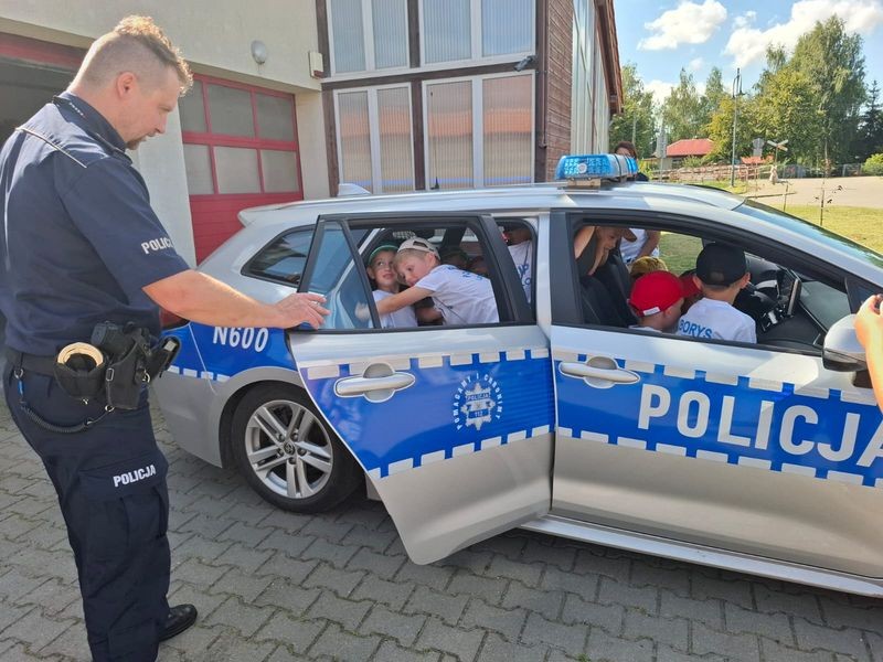 Dzieci z półkolonii z wizytą u policjantów w Nowym Stawie.
