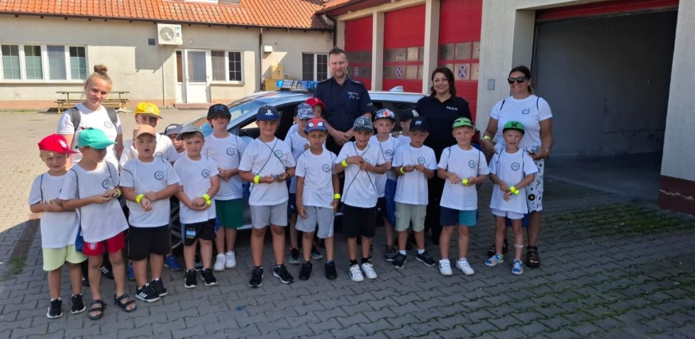 Dzieci z półkolonii z wizytą u policjantów w Nowym Stawie.