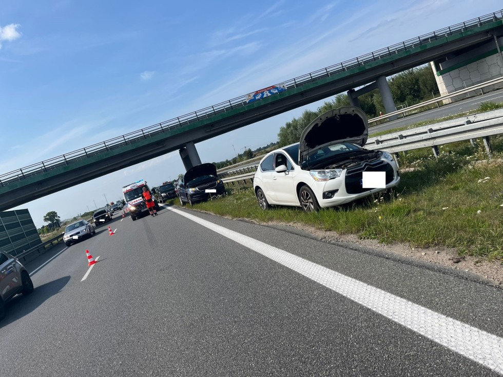 S7. Zderzenie trzech osobówek – jedna osoba trafiła do szpitala.