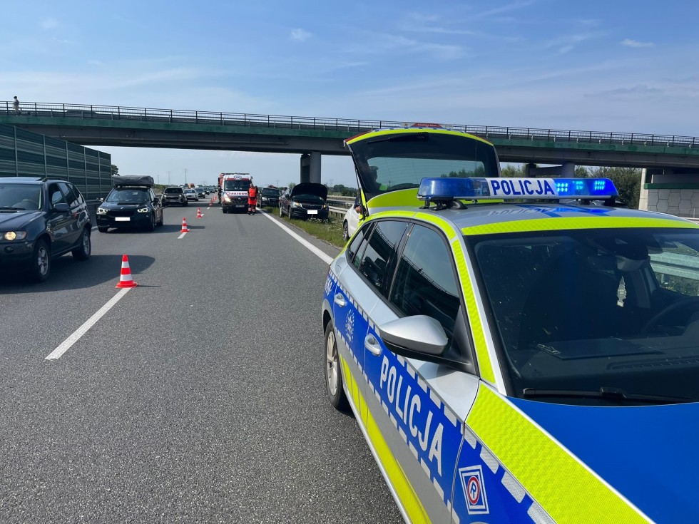 S7. Zderzenie trzech osobówek – jedna osoba trafiła do szpitala.