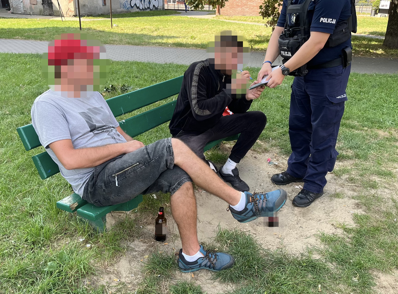 Malbork. Spożywali alkohol na placu zabaw dla dzieci.