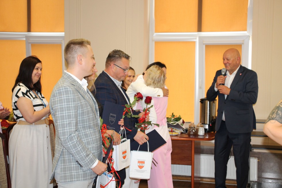 Sztum. Ślubowanie nowego radnego i awansowanych nauczycieli.