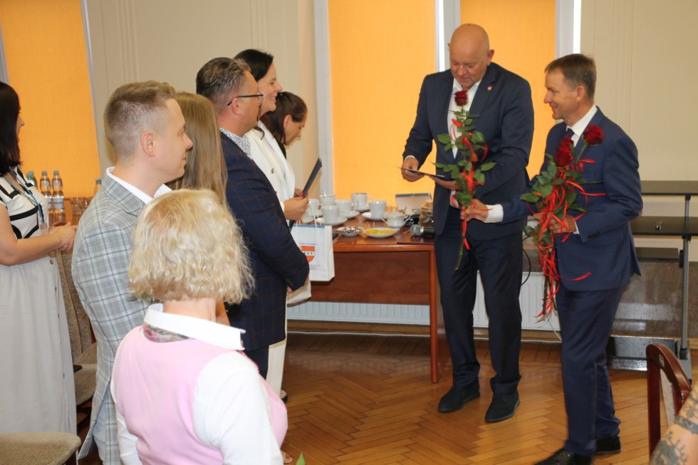 Sztum. Ślubowanie nowego radnego i awansowanych nauczycieli.