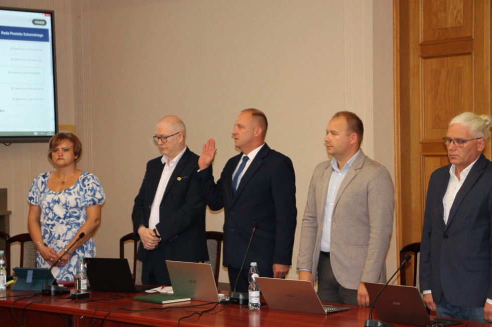 Sztum. Ślubowanie nowego radnego i awansowanych nauczycieli.