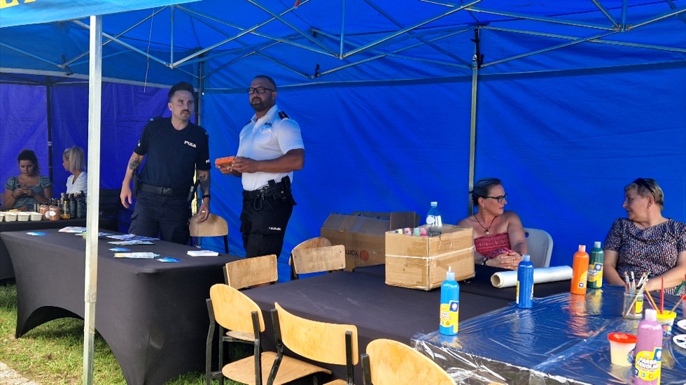 Sztutowo. Dzień pozytywnie zakręconych – policjanci promowali bezpieczeństwo nad wodą.