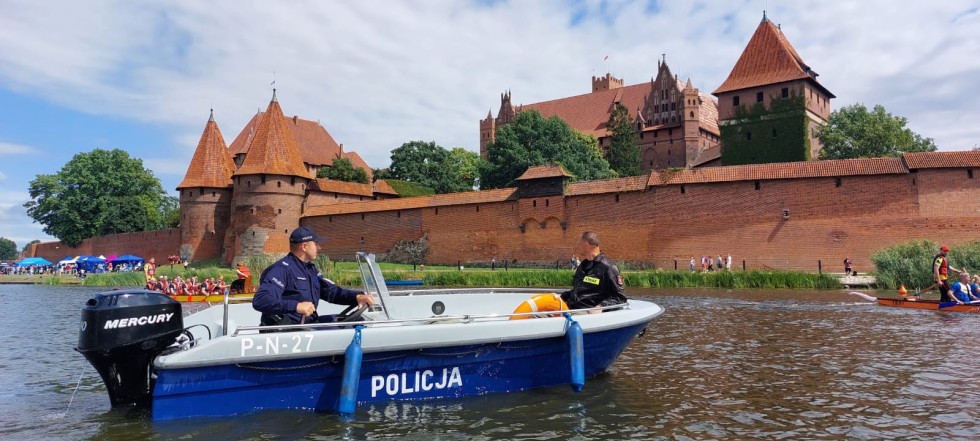 Malbork. Służby mundurowe wspólnie dbają o bezpieczeństwo mieszkańców i turystów.