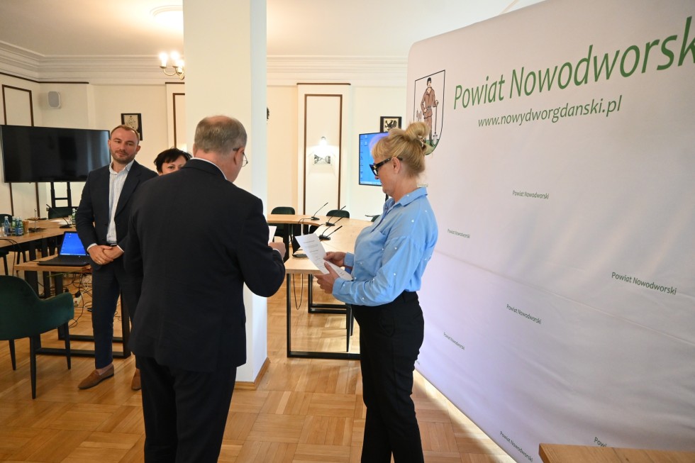 Nowy Dwór Gdański. Wręczono akty nadania stopnia awansu zawodowego dla nauczycieli.