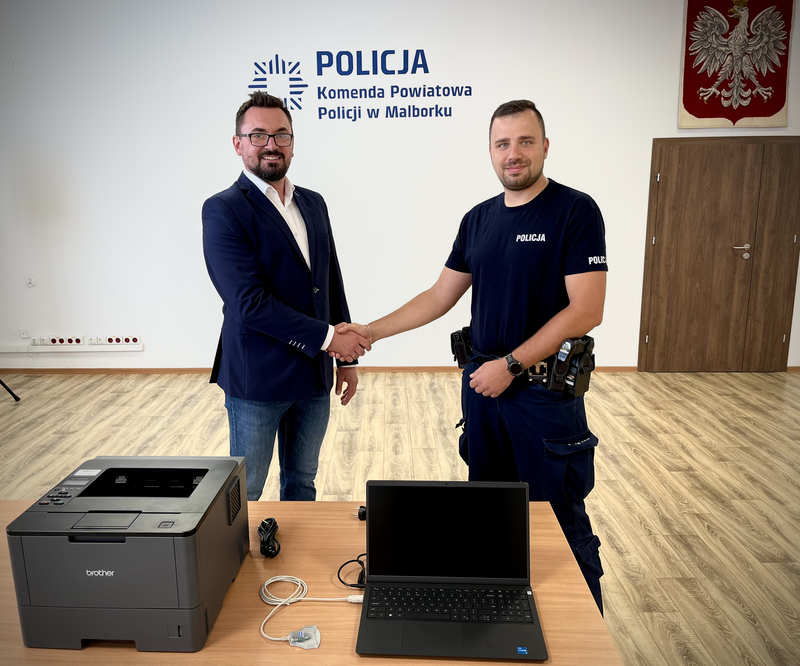Wójt Arkadiusz Skorek przekazał sprzęt dla dzielnicowego gminy Miłoradz.
