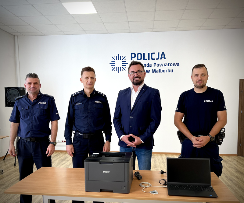 Wójt Arkadiusz Skorek przekazał sprzęt dla dzielnicowego gminy Miłoradz.