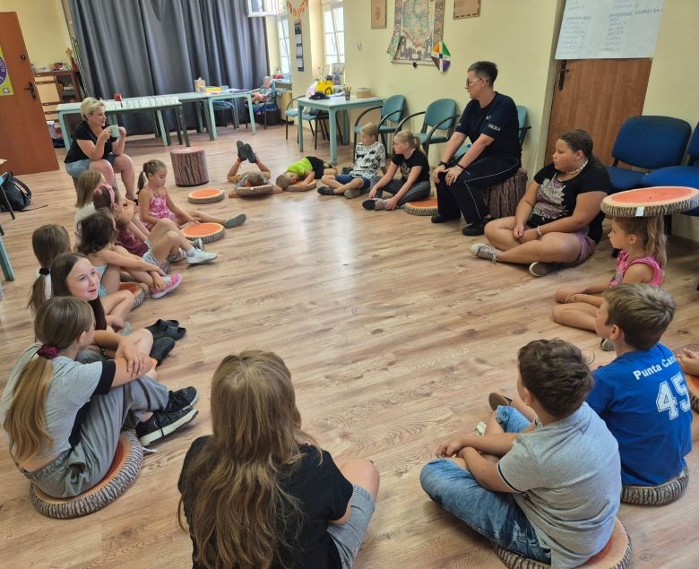Powiat sztumski. Wakacyjne spotkania policjantów z dziećmi.