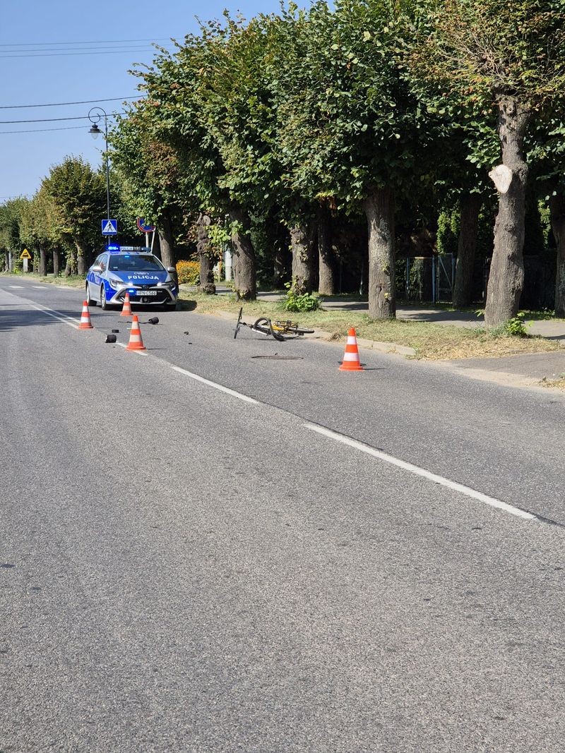 Nowy Staw. 14-letni rowerzysta zderzył się z osobówką i uciekł z miejsca zdarzenia.