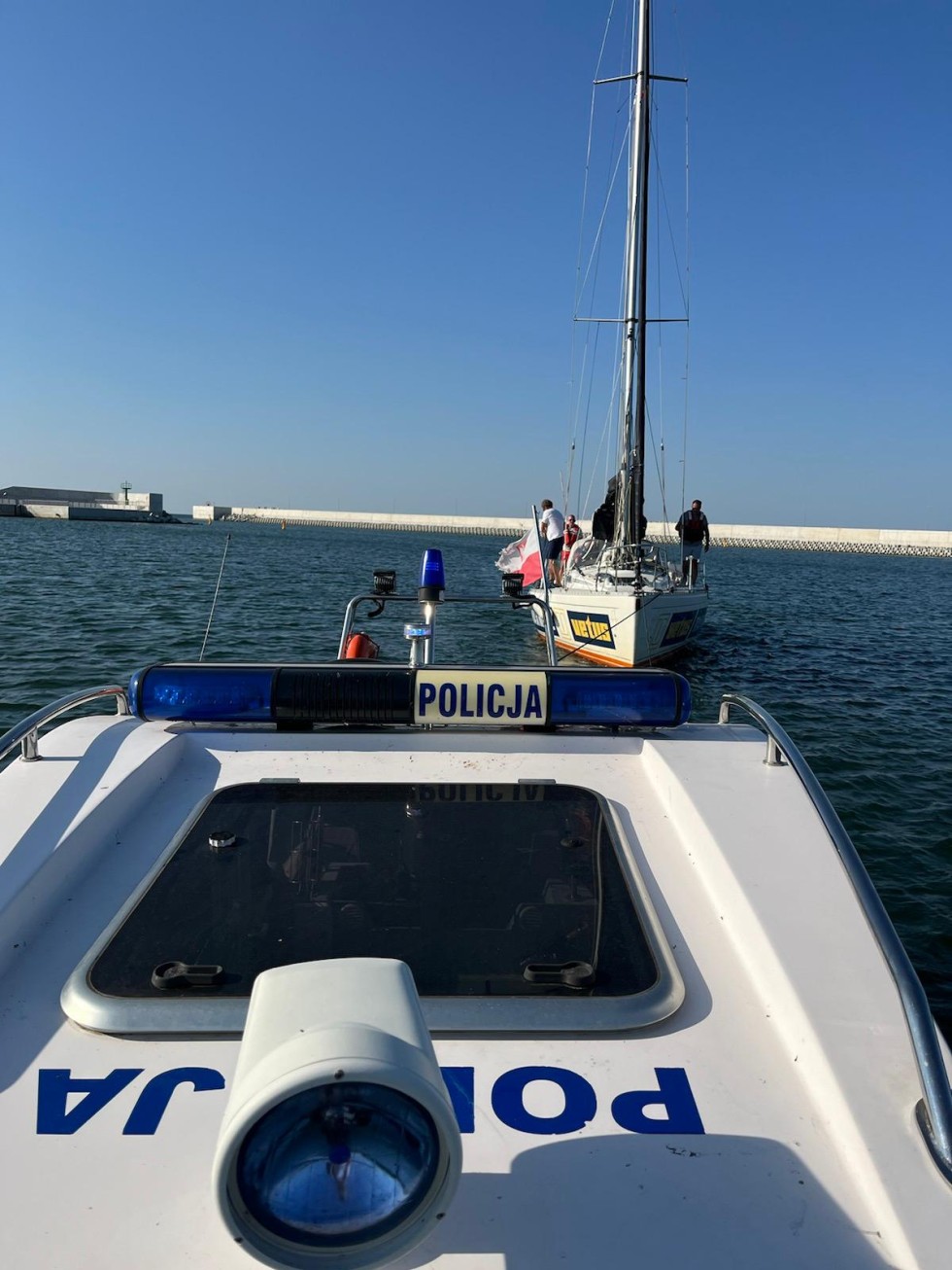 Mierzeja Wiślana. Miał awarię silnika w łodzi – pomogli policjanci.