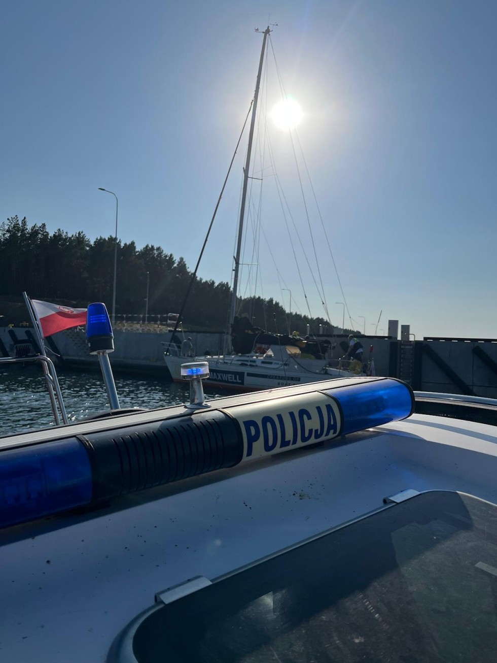 Mierzeja Wiślana. Miał awarię silnika w łodzi – pomogli policjanci.