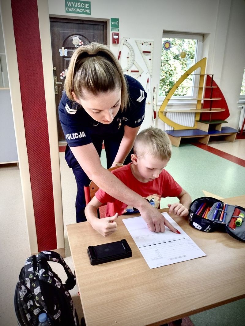Malbork. Policjanci rozmawiali z dziećmi o bezpiecznej drodze do szkoły.