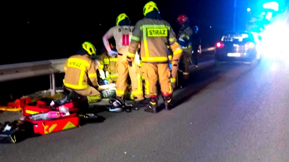 DK22. Motorowerzysta zasłabł i uderzył w bariery ochronne.