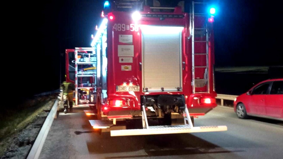 DK22. Motorowerzysta zasłabł i uderzył w bariery ochronne.
