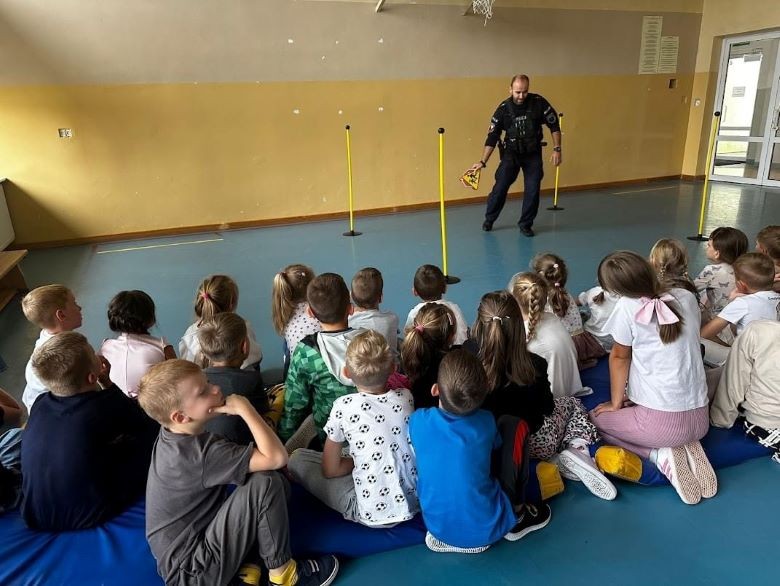 Powiat sztumski. Bezpieczna droga do szkoły – spotkania policjantów z uczniami.