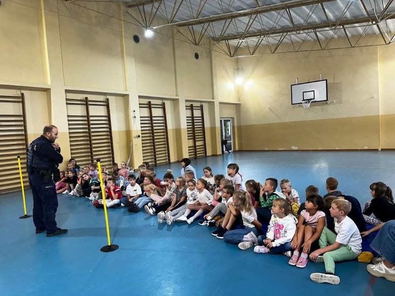 Powiat sztumski. Bezpieczna droga do szkoły – spotkania policjantów z uczniami.