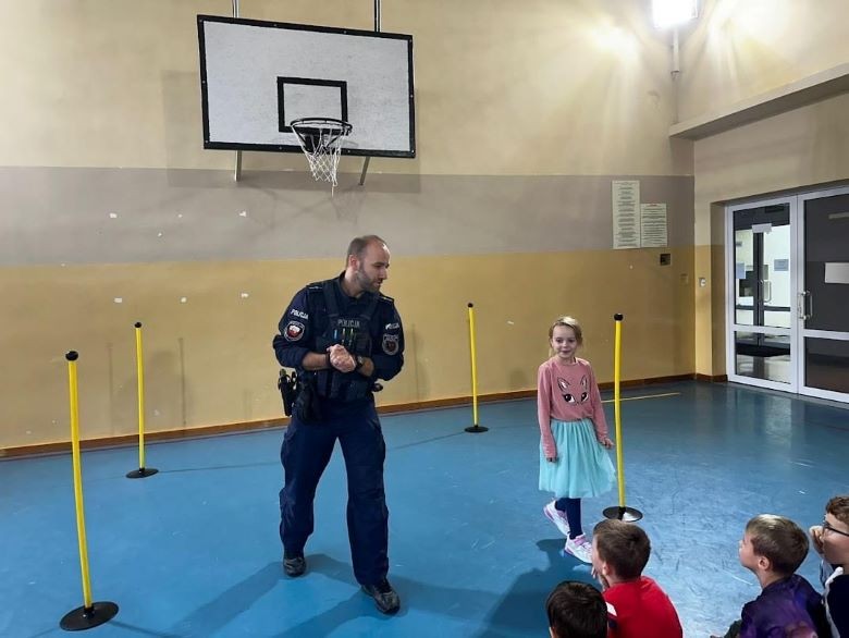Powiat sztumski. Bezpieczna droga do szkoły – spotkania policjantów z uczniami.