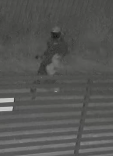 Malbork. Obrzucił budynek słoikami – poszukuje go policja.