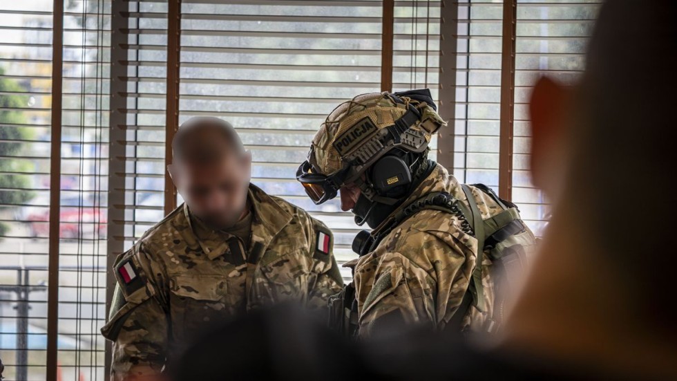 Wtargnął do budynku z bronią i wziął zakładników - policyjne ćwiczenia na terenie Rafinerii Gdańskiej. Wideo i zdjęcia