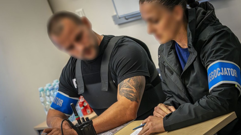 Wtargnął do budynku z bronią i wziął zakładników - policyjne ćwiczenia na terenie Rafinerii Gdańskiej. Wideo i zdjęcia
