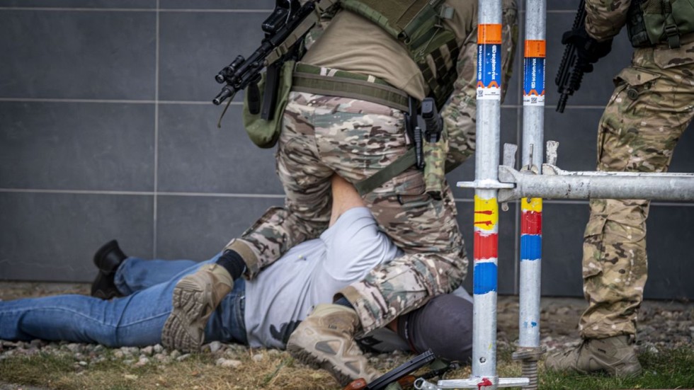 Wtargnął do budynku z bronią i wziął zakładników - policyjne ćwiczenia na terenie Rafinerii Gdańskiej. Wideo i zdjęcia