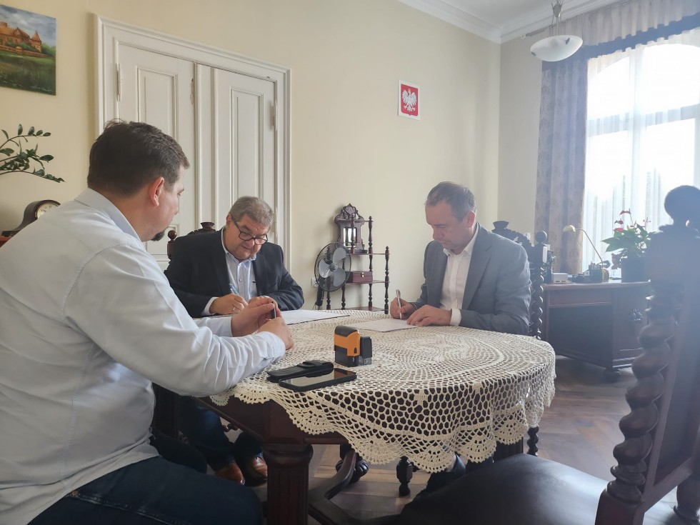 Powiat malborski. Wkrótce remont kolejnej drogi – podpisano umowę z wykonawcą.