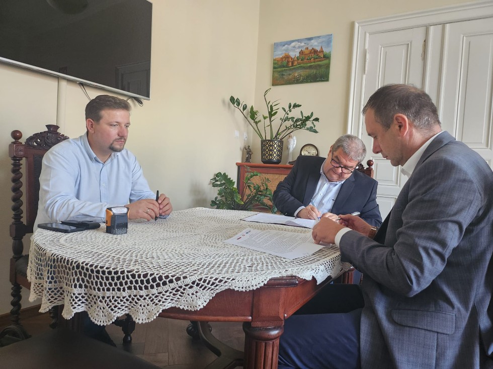 Powiat malborski. Wkrótce remont kolejnej drogi – podpisano umowę z wykonawcą.