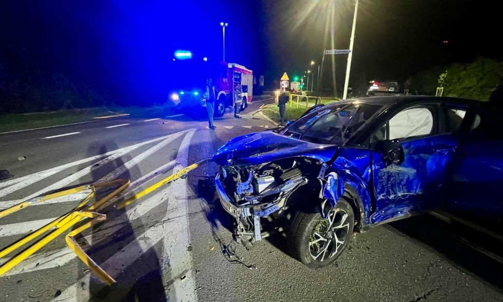 14-latka wzięła samochód ojca i uderzyła w barierki na ul. Głowackiego w Malborku.