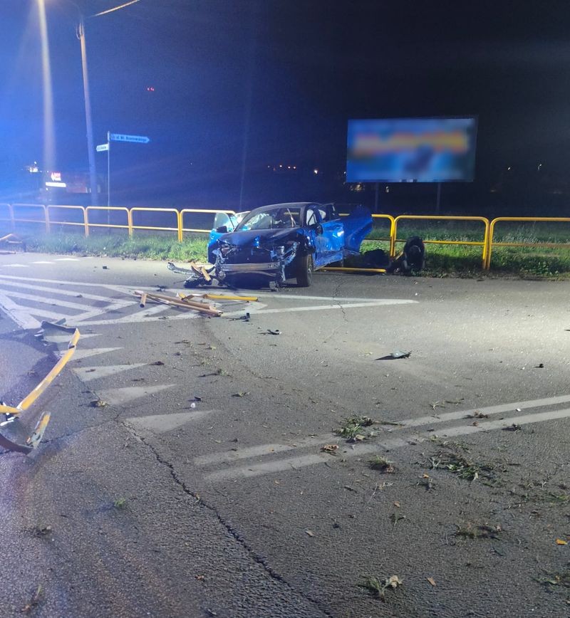 14-latka wzięła samochód ojca i uderzyła w barierki na ul. Głowackiego w Malborku.