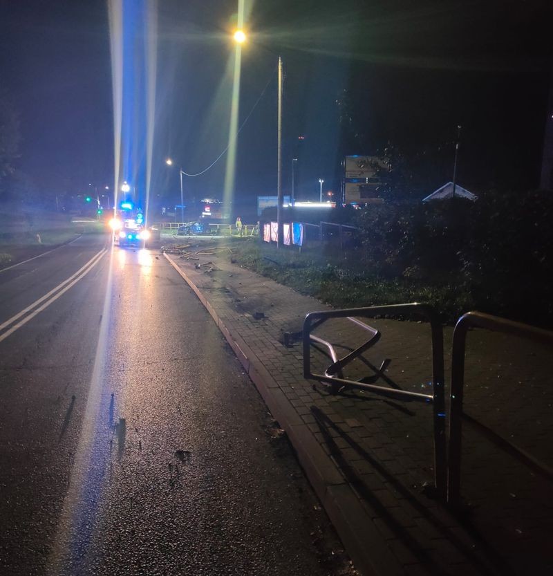 14-latka wzięła samochód ojca i uderzyła w barierki na ul. Głowackiego w Malborku.