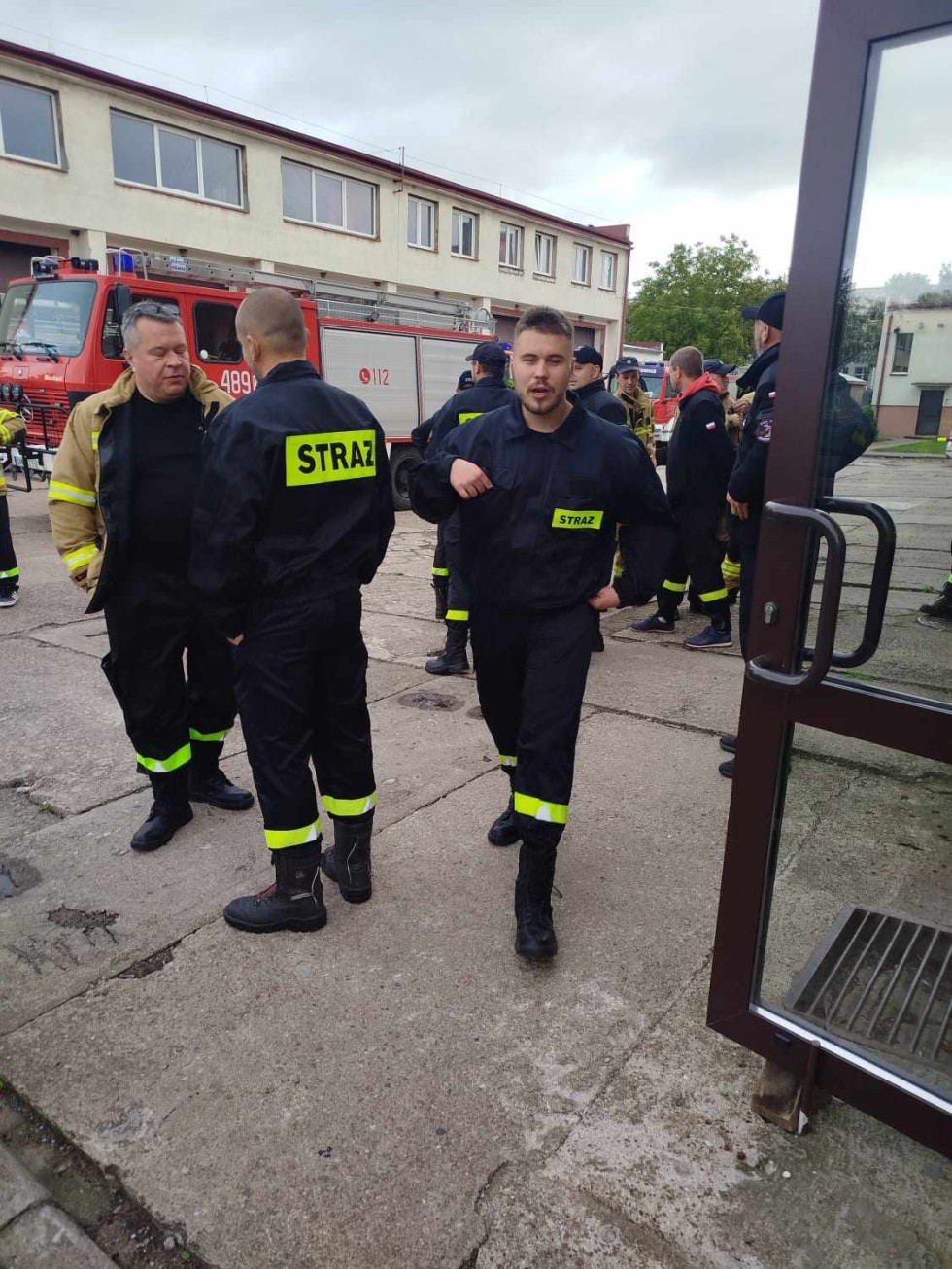 Malbork. Warsztaty z przetłaczania i przepompowywania wody podczas pożaru lasu - ćwiczenia strażaków. Zdjęcia