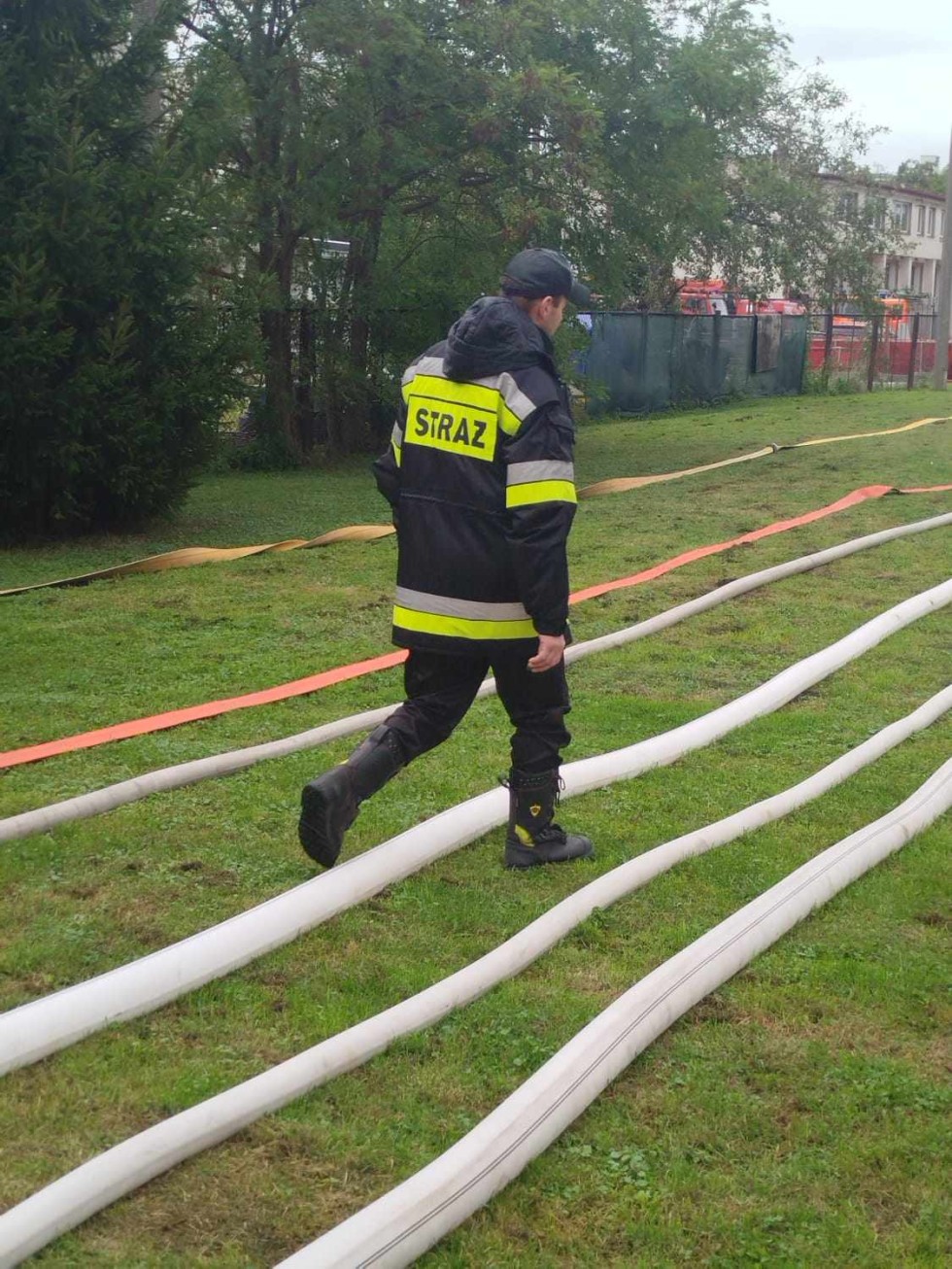 Malbork. Warsztaty z przetłaczania i przepompowywania wody podczas pożaru lasu - ćwiczenia strażaków. Zdjęcia