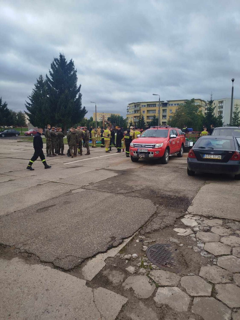 Malbork. Warsztaty z przetłaczania i przepompowywania wody podczas pożaru lasu - ćwiczenia strażaków. Zdjęcia