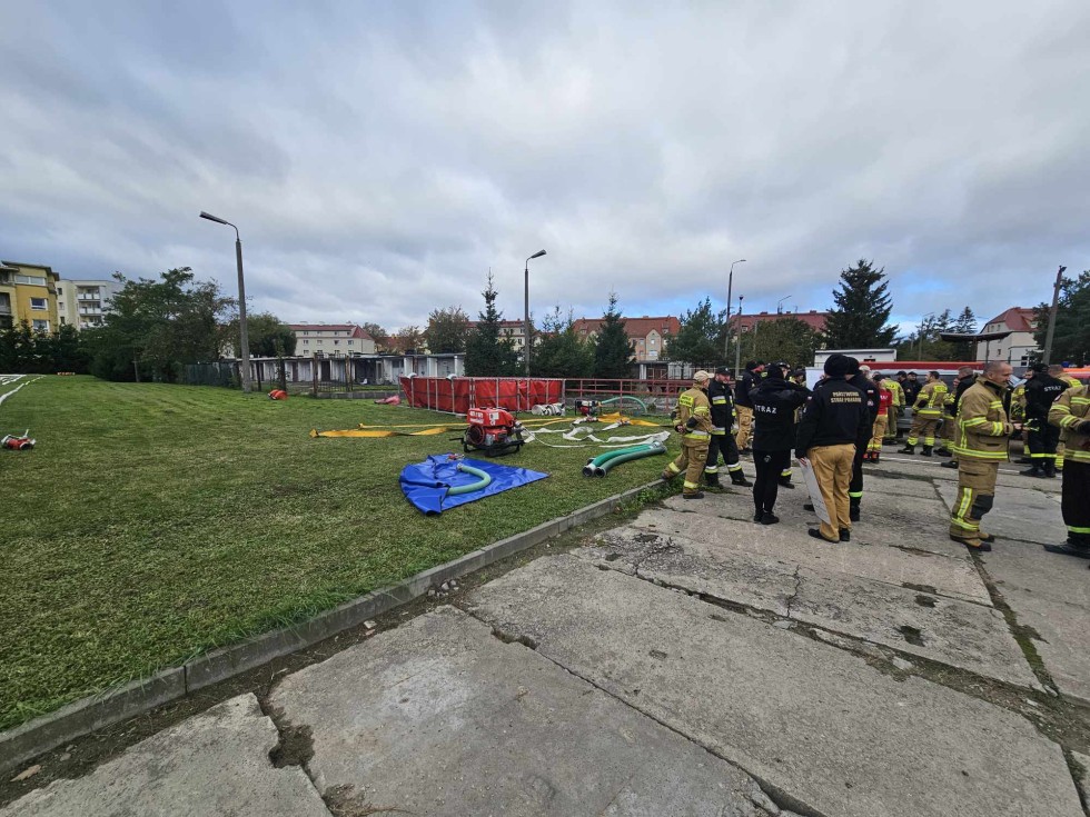 Malbork. Warsztaty z przetłaczania i przepompowywania wody podczas pożaru lasu - ćwiczenia strażaków. Zdjęcia