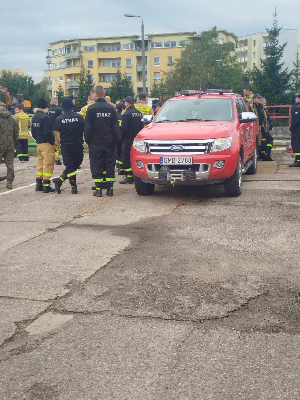 Malbork. Warsztaty z przetłaczania i przepompowywania wody podczas pożaru lasu - ćwiczenia strażaków. Zdjęcia