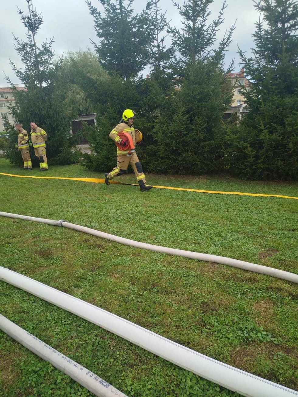 Malbork. Warsztaty z przetłaczania i przepompowywania wody podczas pożaru lasu - ćwiczenia strażaków. Zdjęcia