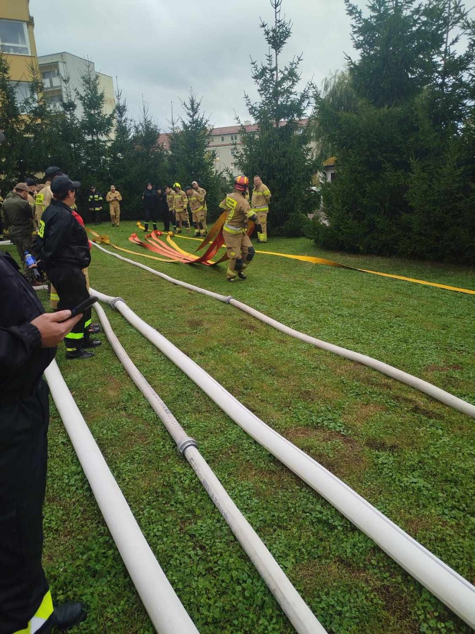 Malbork. Warsztaty z przetłaczania i przepompowywania wody podczas pożaru lasu - ćwiczenia strażaków. Zdjęcia