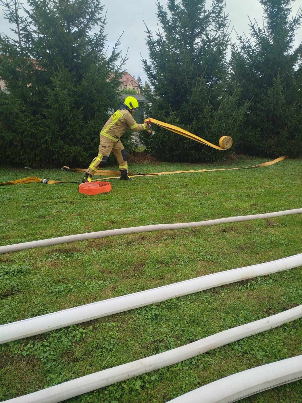 Malbork. Warsztaty z przetłaczania i przepompowywania wody podczas pożaru lasu - ćwiczenia strażaków. Zdjęcia