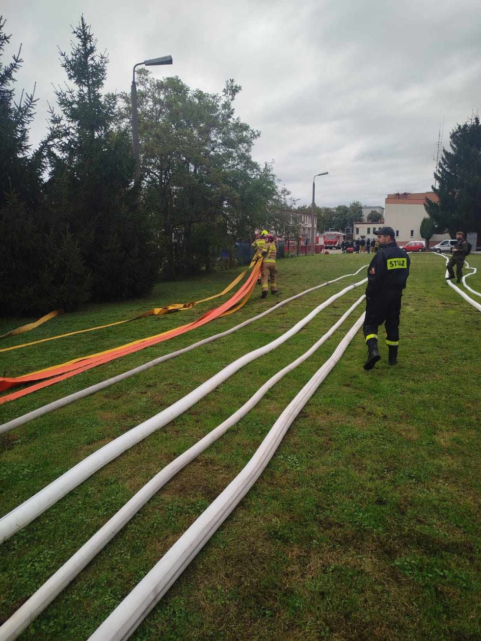 Malbork. Warsztaty z przetłaczania i przepompowywania wody podczas pożaru lasu - ćwiczenia strażaków. Zdjęcia