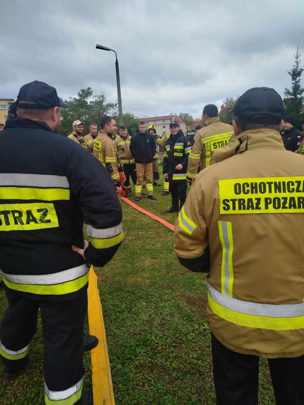 Malbork. Warsztaty z przetłaczania i przepompowywania wody podczas pożaru lasu - ćwiczenia strażaków. Zdjęcia
