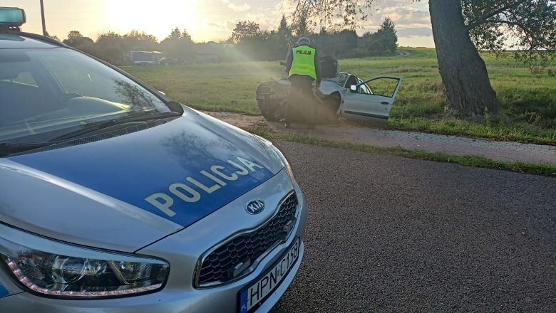 Powiat sztumski. Osobówka uderzyła w drzewo w Koślince – kierowca w szpitalu.