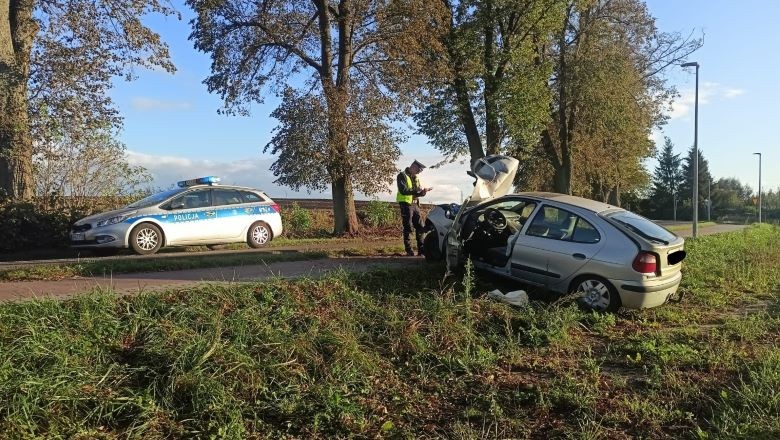 Powiat sztumski. Osobówka uderzyła w drzewo w Koślince – kierowca w szpitalu.