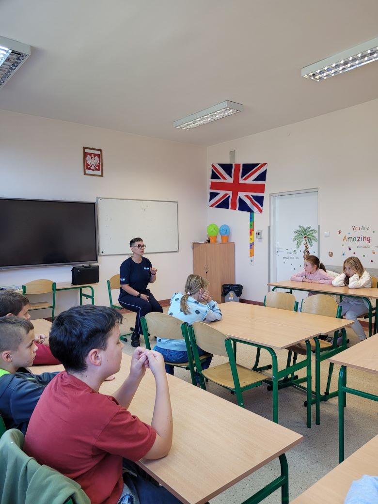 Powiat sztumski. Policjanci rozmawiali z dziećmi o hejcie i odpowiedzialności karnej.