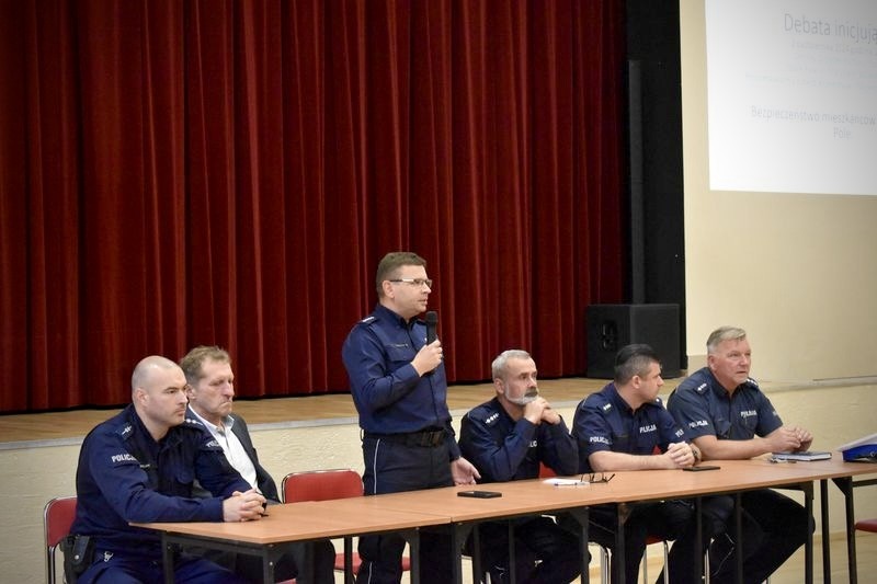 W Starym Polu mieszkańcy rozmawiali z policjantami o bezpieczeństwie.