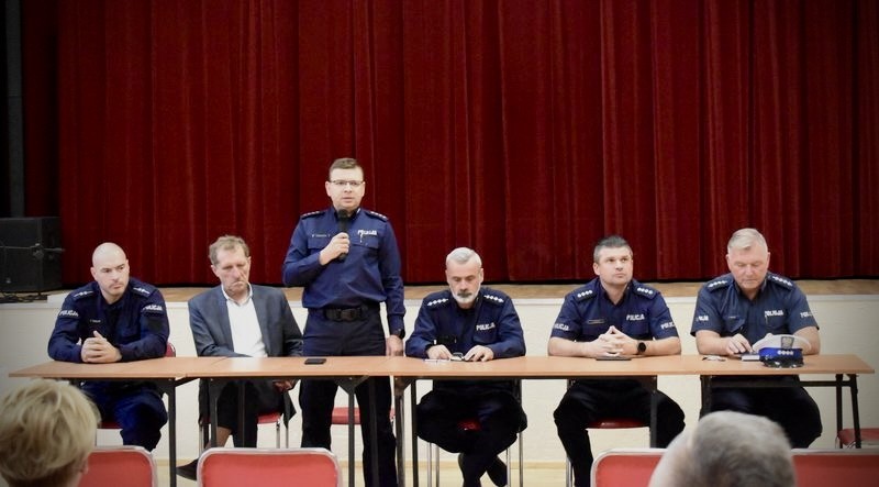 W Starym Polu mieszkańcy rozmawiali z policjantami o bezpieczeństwie.